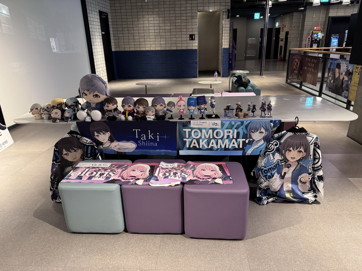 강남관 뷰잉 이틀 너무 재밋엇어료
2일차는 아논기타도 들고가고싶엇는대 너무 늦게출발해서 포기 ㅠ 개뛰어가서 재단에겨우올렷네 
아쉬운김에 같이간 정꼬님이랑 2인 재단테이블 야무지게만들고 갓습니다 2일차 응원분위기너무조앗다 다시생가해도