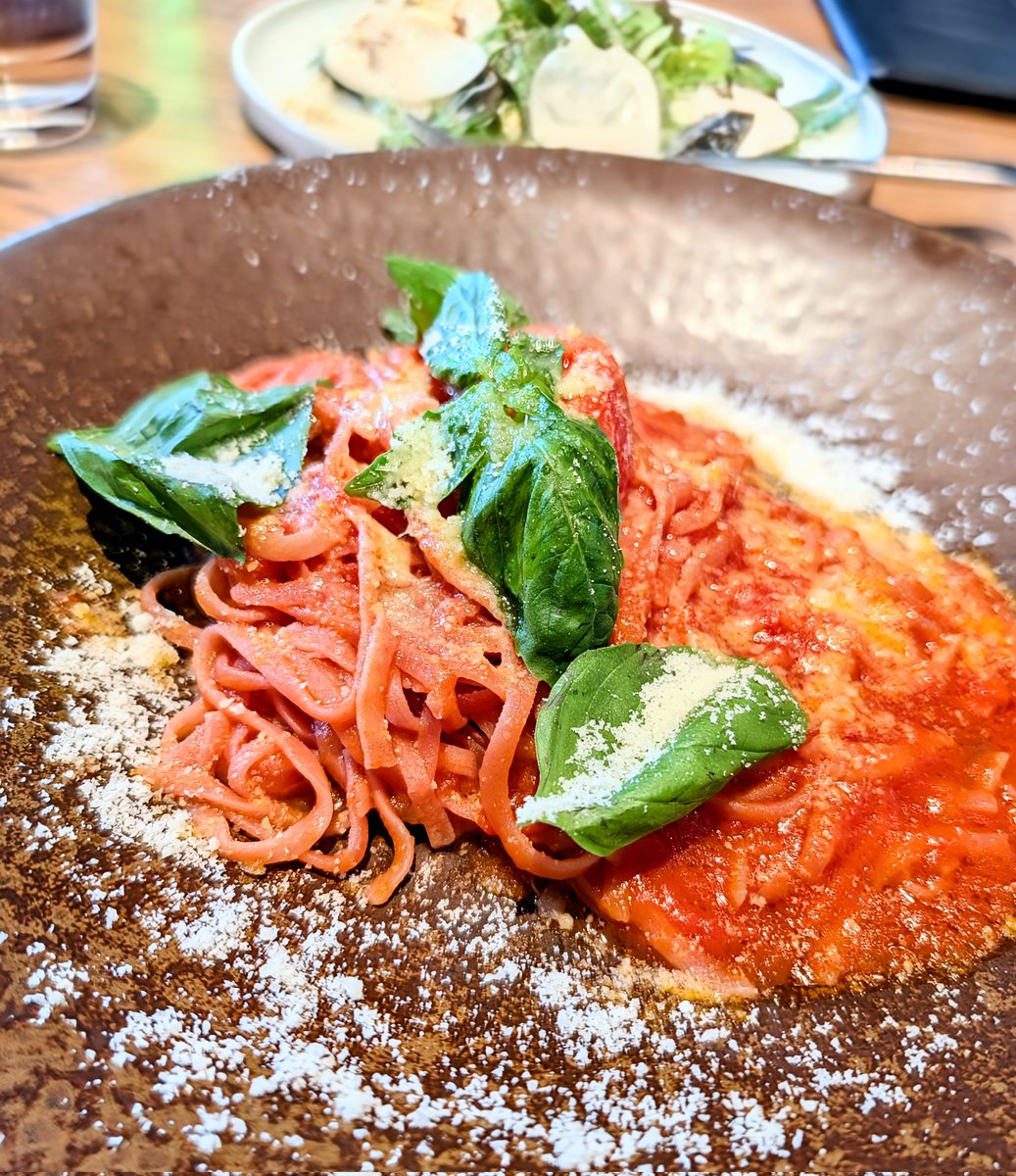 RUNEA10's tweet photo. フレッシュトマトと西東京ニイクラファームのバジルのポモドーロ🍝✨
トマト系のパスタってニンニク使われてることが多いからイチャイチャ前は危険だ🤣🧄
#癒し飯テロ
#AWkitchen https://t.co/hJoLrz2cCN