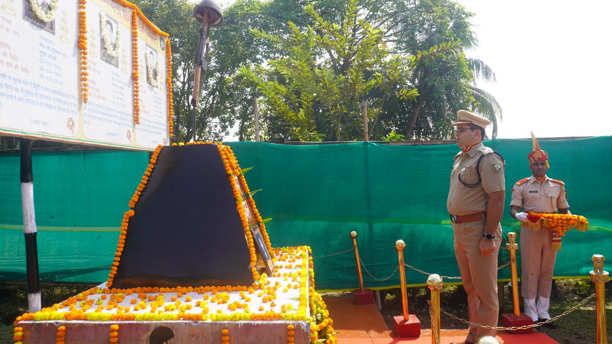12BnSSB_INDIA's tweet photo. आज दिनांक 13.10.2025 को 12 वी वाहिनी सशस्त्र सीमा बल किशनगंज द्वारा शहीद स्व. गामर अंगू की 23वीं पुण्यतिथि मनाई गई। इस अवसर पर सभी अधिकारियों एवं बलकर्मियों द्वारा पुष्पांजलि अर्पित की।
#SSB #ssbfhq
#PrideOfSSB
#veerokabandan
#वीरोकाबंदन
#भारतकेवीर https://t.co/q8uCcqNVaB