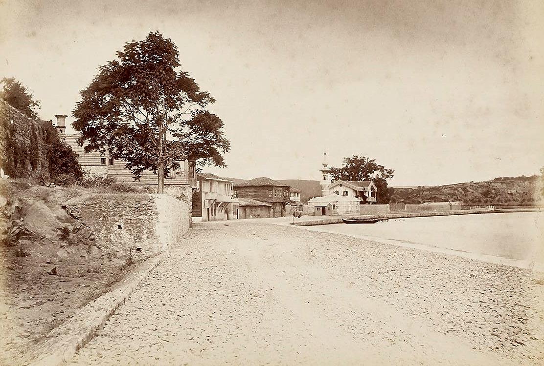 Kefeliköy / Sarıyer
Görünen cami Kaptan-ı Derya Uluç Hasan Paşa Camii.
📅1860'lı yıllar