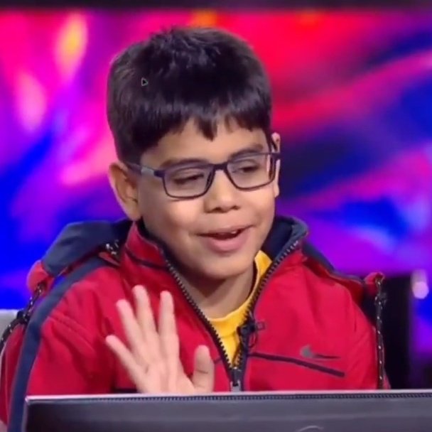 ctrl_sarcasm's tweet image. It would have been satisfying for me only if @SrBachchan had done the same to this Ludo child. 😭
#KBC #KBC17 #KaunBanegaCrorepati