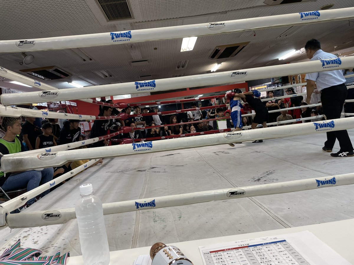 toku_box's tweet photo. スパーリング大会リングアナ（？）
小学生の部、中学生の部終了。

あとは高校生の部、大人の部。
熱気ムンムン。みんな強い。

腹減った…！！ https://t.co/g3DAQcMmvx