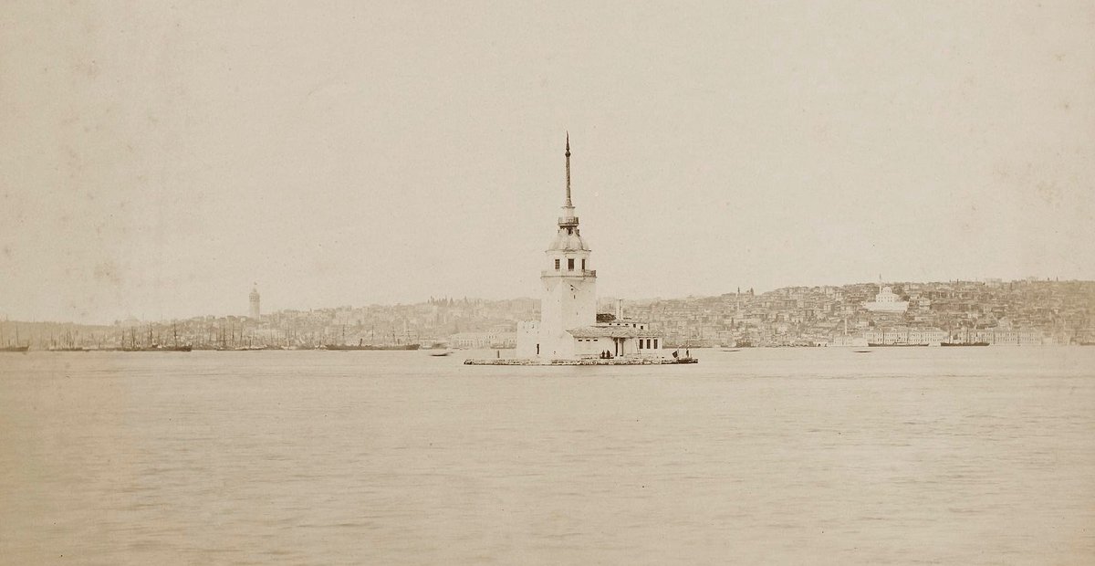 Kız Kulesi
Sağda Çifte Saraylar'ın (Günümüzde Mimar Sinan Üniversitesi) üzerinde eski hali ile Cihangir Camii görünüyor.
📅1870'li yıllar