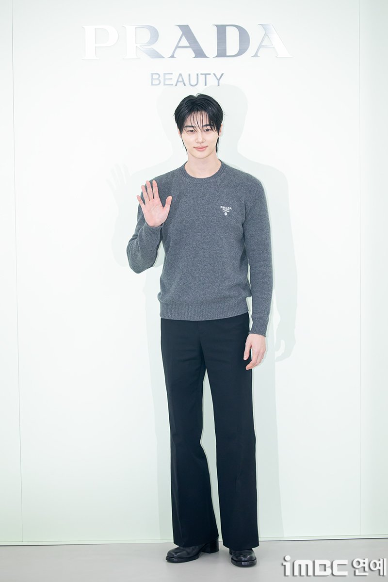 [포토] 변우석, 뷰티풀 눈빛 
#변우석 #ByeonWooseok #프라다 
#PRADA #포토콜_251013 [iMBC연예]

배우 변우석이 13일 오후 서울 성수동에 위치한 OWF 스튜디오에서 열린 뷰티 브랜드 론칭 기념 행사에 참석해 포즈를 취하고 있다. 

⬇️고화질 Click Plz⬇️
enews.imbc.com/M/Detail/479900