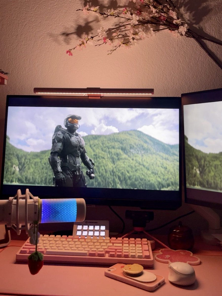 frychickenz's tweet photo. Been watching Halo with @DozaRP_ and I’m happy with my cozy little set up. 🥹 Too bad that I have to move in a few weeks and have to redo everything again. https://t.co/UkxekMEZvp