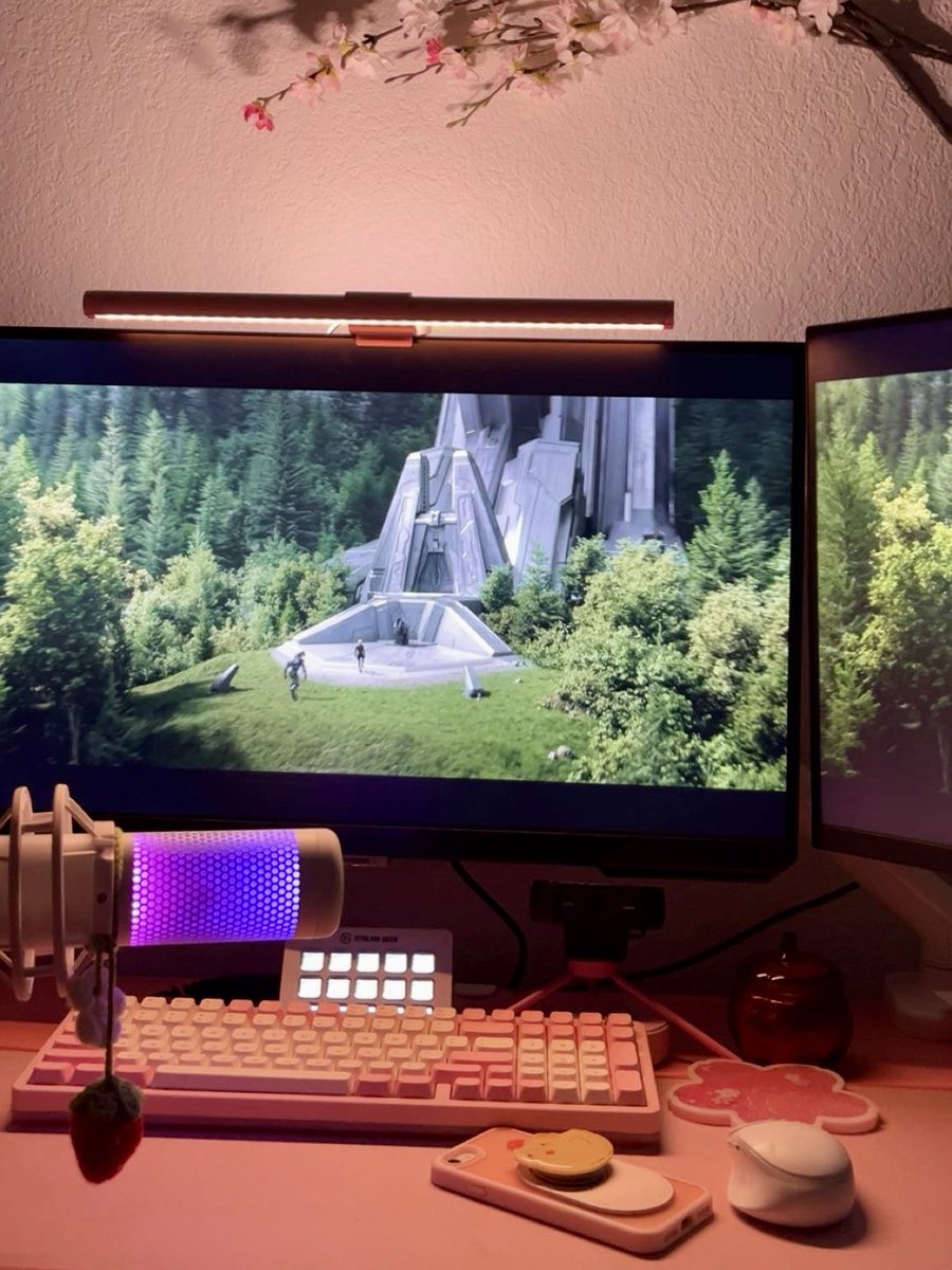 frychickenz's tweet photo. Been watching Halo with @DozaRP_ and I’m happy with my cozy little set up. 🥹 Too bad that I have to move in a few weeks and have to redo everything again. https://t.co/UkxekMEZvp