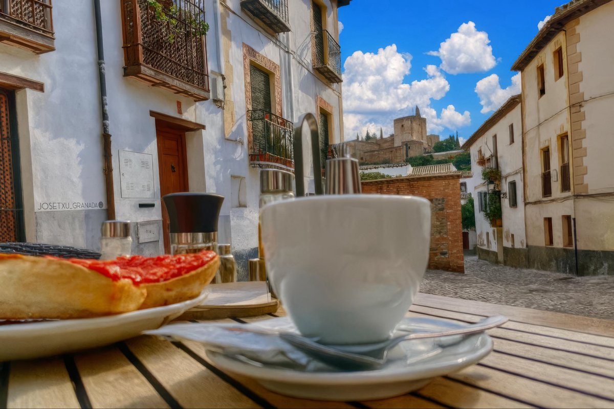 Despertar entre calles empedradas, aroma a café recién hecho y vistas que parecen sacadas de un sueño.
Así sabe la vida en el Albaicín, con la Alhambra al fondo y el cielo de Granada como telón de fondo