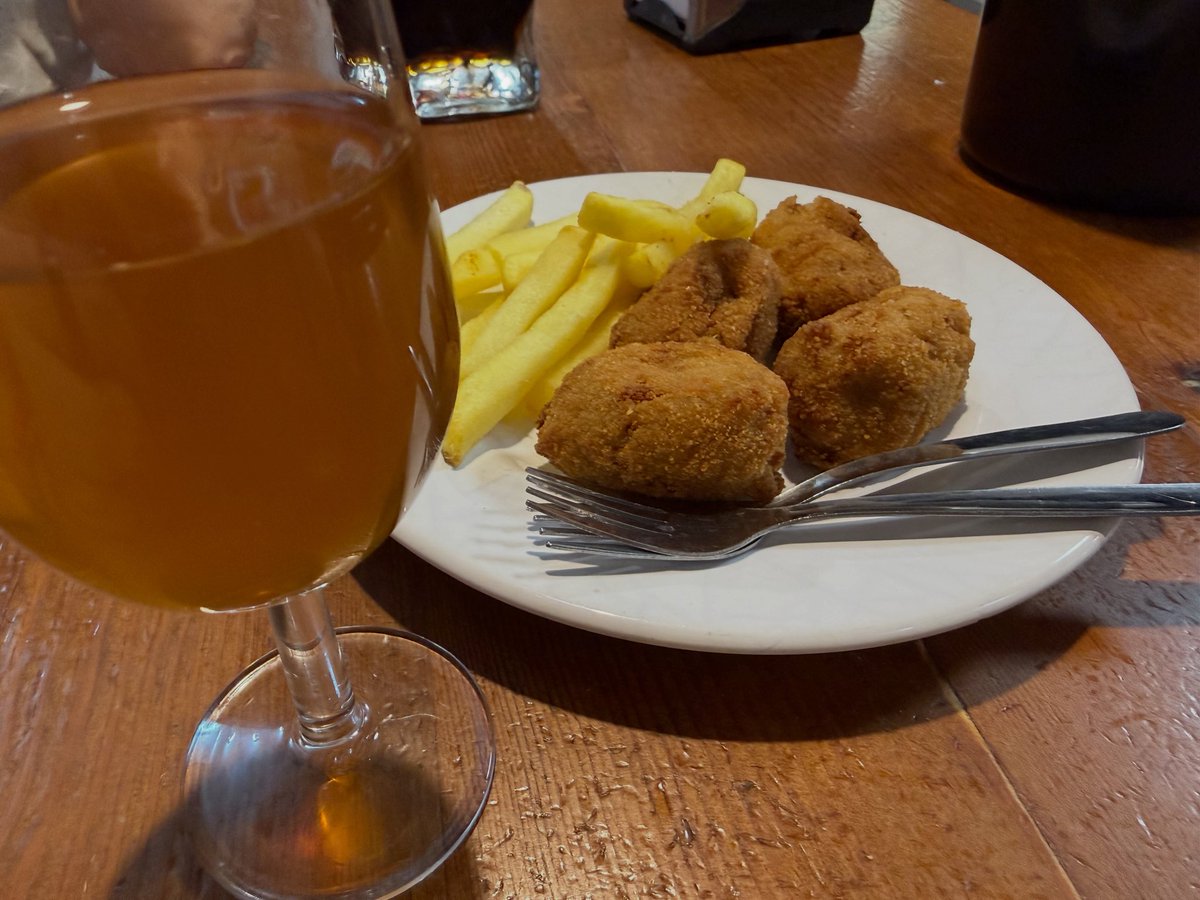 Unas croquetas y un pálido. Un clásico el bar y también la tapa para el #tapeotime  ¿Te apetece?
