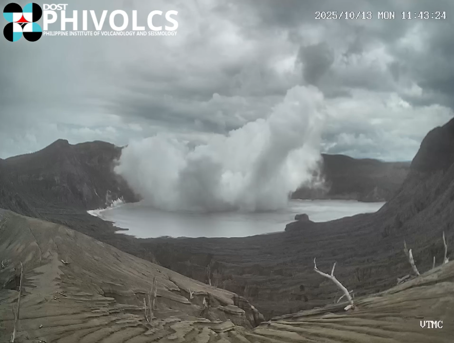 PhilippineStar's tweet photo. MINOR PHREATIC ERUPTION AT TAAL

A minor phreatic eruption that generated plumes that rose 900 meters above the summit crater of Taal Volcano occurred at 11:42 AM on Monday. Alert Level 1 is maintained over Taal Volcano. (Facebook/Phivolcs) https://t.co/tpeQ35AJCa