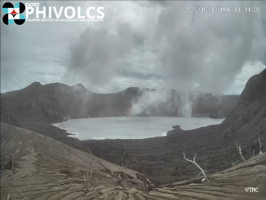 PhilippineStar's tweet photo. MINOR PHREATIC ERUPTION AT TAAL

A minor phreatic eruption that generated plumes that rose 900 meters above the summit crater of Taal Volcano occurred at 11:42 AM on Monday. Alert Level 1 is maintained over Taal Volcano. (Facebook/Phivolcs) https://t.co/tpeQ35AJCa