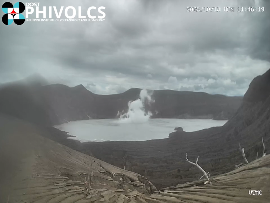 PhilippineStar's tweet photo. MINOR PHREATIC ERUPTION AT TAAL

A minor phreatic eruption that generated plumes that rose 900 meters above the summit crater of Taal Volcano occurred at 11:42 AM on Monday. Alert Level 1 is maintained over Taal Volcano. (Facebook/Phivolcs) https://t.co/tpeQ35AJCa