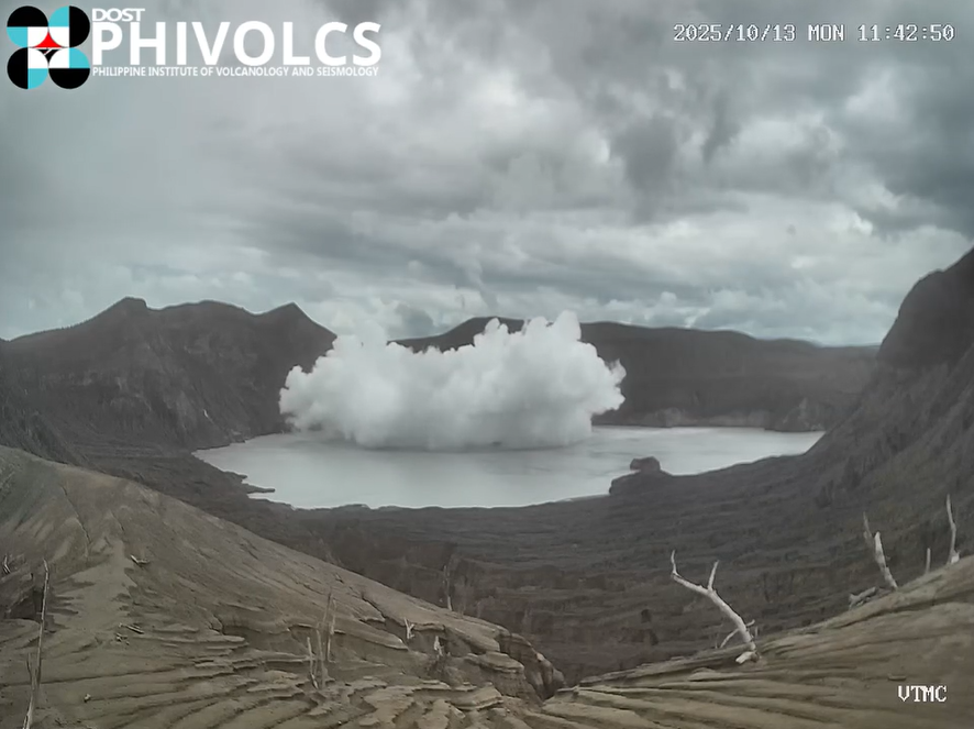 PhilippineStar's tweet photo. MINOR PHREATIC ERUPTION AT TAAL

A minor phreatic eruption that generated plumes that rose 900 meters above the summit crater of Taal Volcano occurred at 11:42 AM on Monday. Alert Level 1 is maintained over Taal Volcano. (Facebook/Phivolcs) https://t.co/tpeQ35AJCa