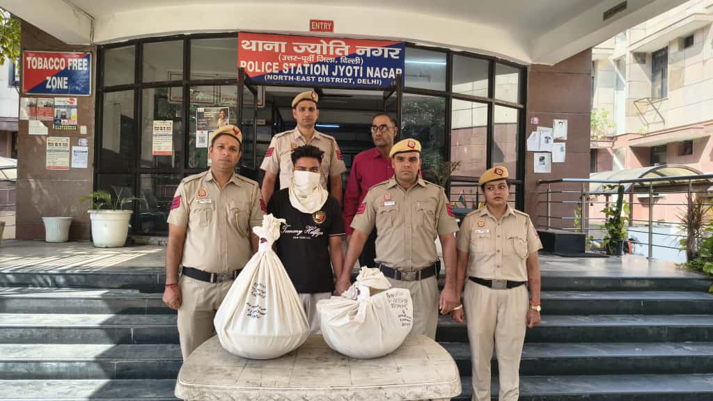 kunalkashyap_st's tweet image. #Delhi #WATCH इस मामले में पुलिस ने चोरी का कलश खरीदने वाली 42 वर्षीय महिला और 24 वर्षीय दानिश को गिरफ्तार कर लिया है। दोनों कबाड़ का काम करते हैं। इनके पास से कलश भी बरामद हो गया है। हालांकि चोरी करने वाला अभी भी पुलिस की पकड़ से बाहर है।
@SandhyaTimes4u @NBTDilli
#DelhiPolice