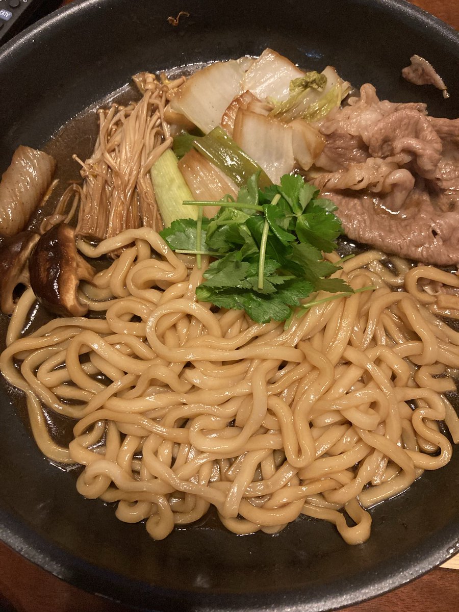 私　お昼何食べようかぁ？
奥　昨夜の残り冷蔵庫にあるよ。
私　了解致しました🫡

あー美味しかった😊
↑今ココ