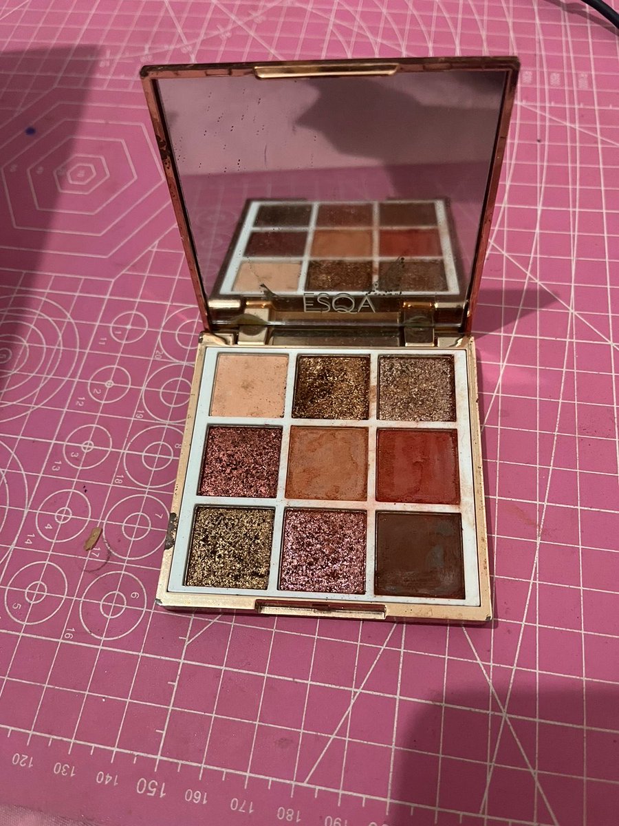prelovedazalia's tweet photo. wts esqa eyeshadow 20k aja https://t.co/S51CgMQ8Qz