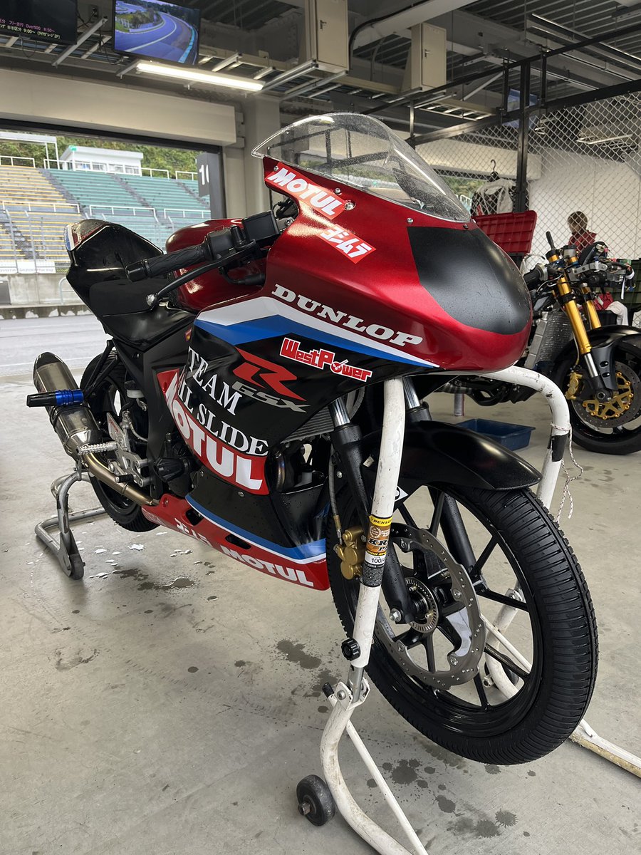ktake31's tweet photo. 今年初走行は、SUGO #2FUN フリー走行でレインセットを確認
#GSXーR125 #ヨシムラ https://t.co/LM7dHGqKVe