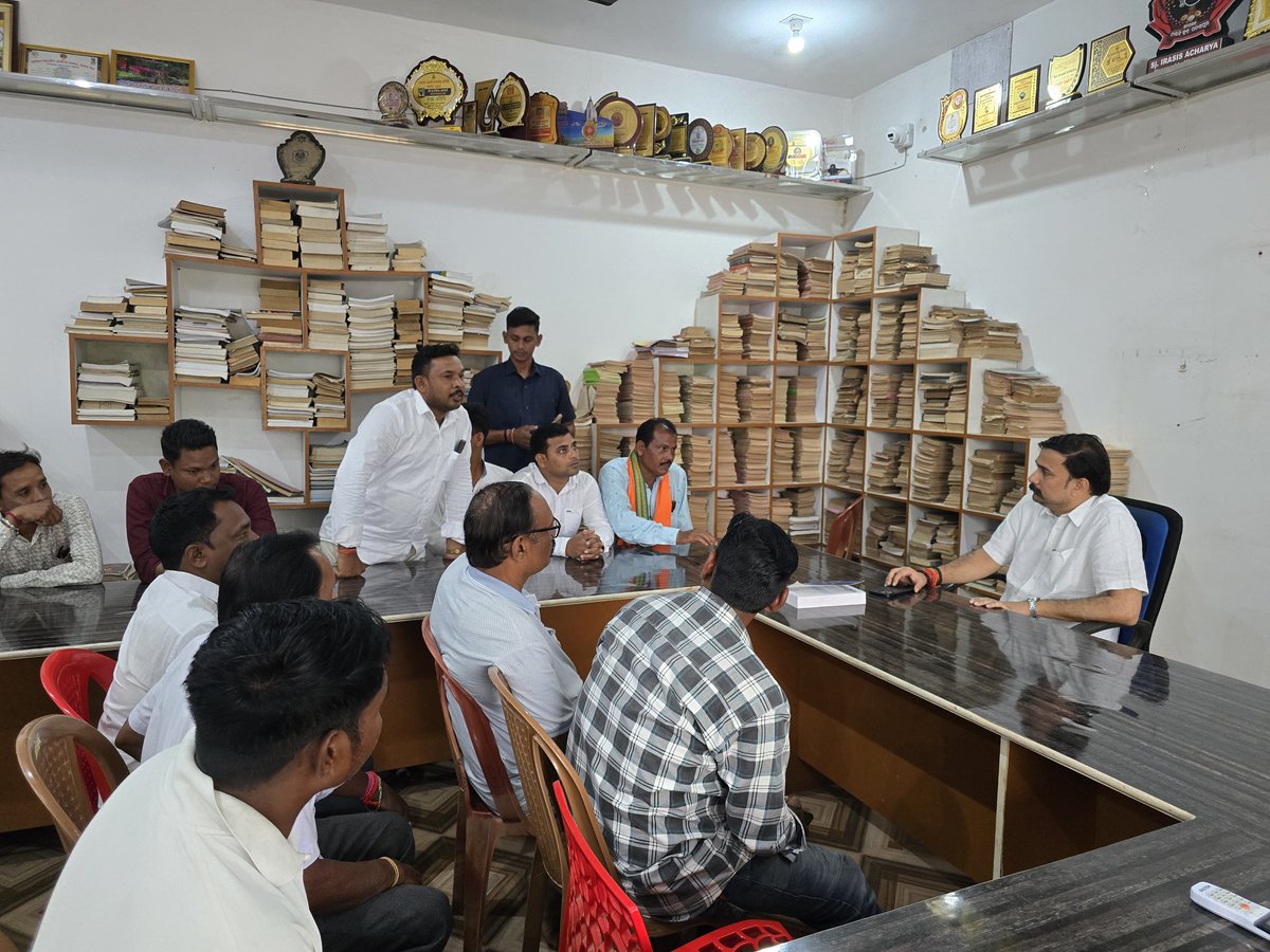 irasisacharya's tweet photo. ମୋର ବିଧାନସଭାର ଭଟଲି କାର୍ଯ୍ୟାଳୟ ଠାରେ ଆଜିର ଜନଶୁଣାଣୀ ll
#grievances #publichearing
#partyoffice #BJP4IND
#BhatliConstituency
#131days https://t.co/Jw8GURMU0e