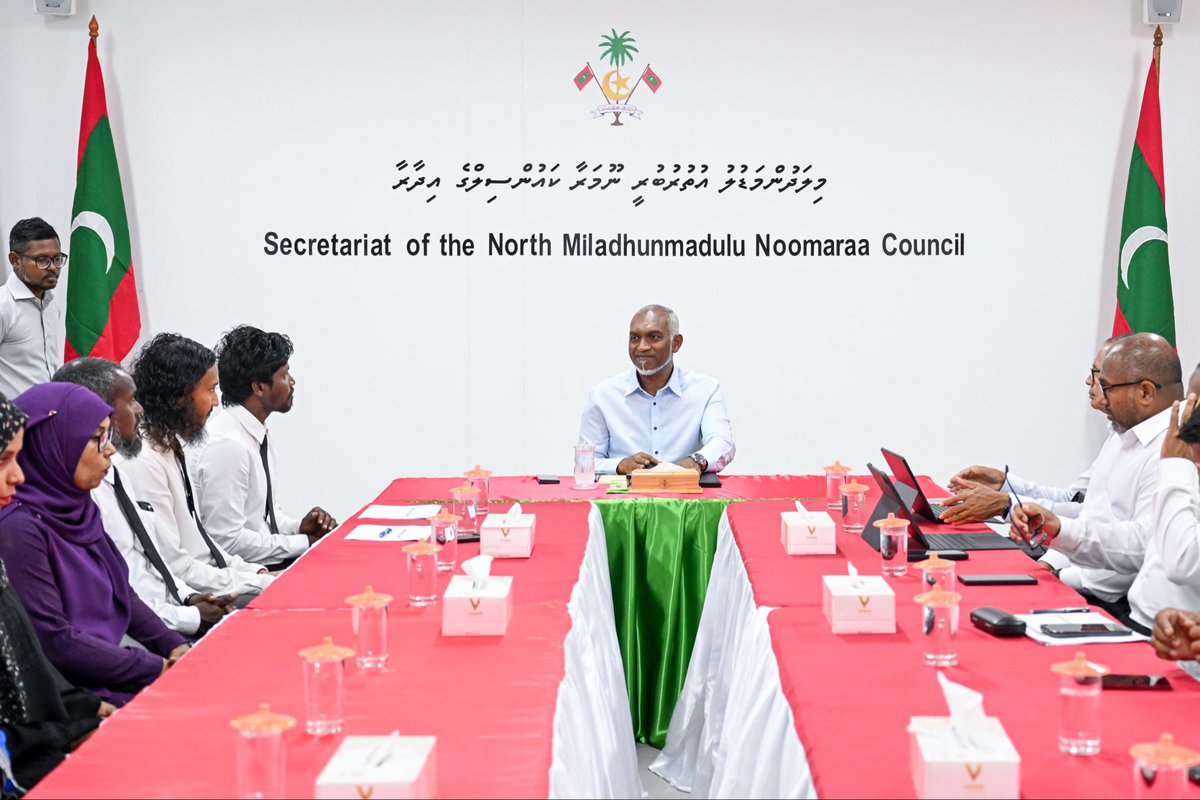 presidencymv's tweet photo. President Dr @MMuizzu convenes a meeting with the Sh. Noomaraa Island Council, WDC, and institutional heads for a collaborative discussion on the island's developmental agenda and key priorities.  

#RayyithunGaathah #ShaviyaniAtollVisit https://t.co/9rianIReMr