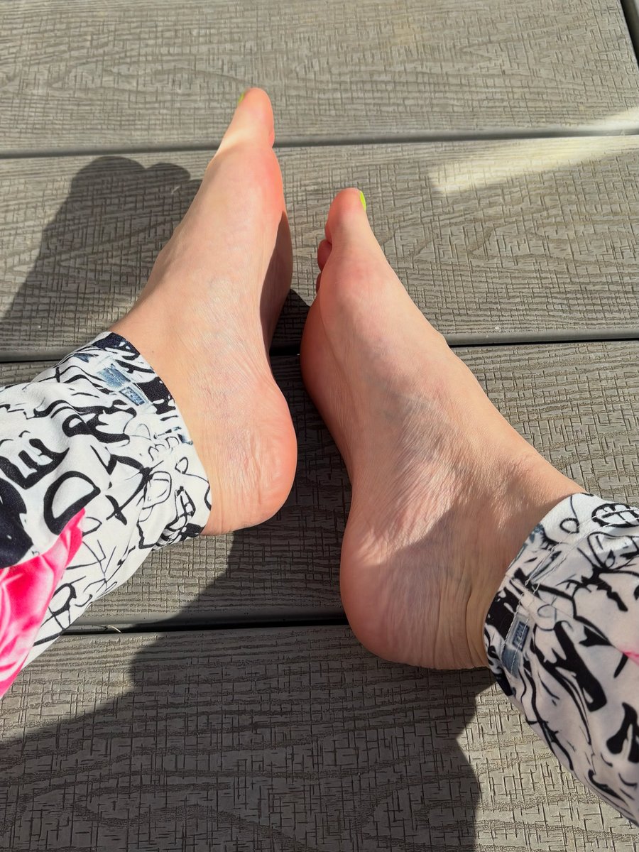 Monday mood: sunshine, coffee, and fresh air between my toes ☀️💚
Starting the week grounded and grateful 🌿
#MondayVibes #MorningGlow #BarefootBeauty #FootModel #FeetLovers #InstaFeet #ToesOut #SolesOfTheDay