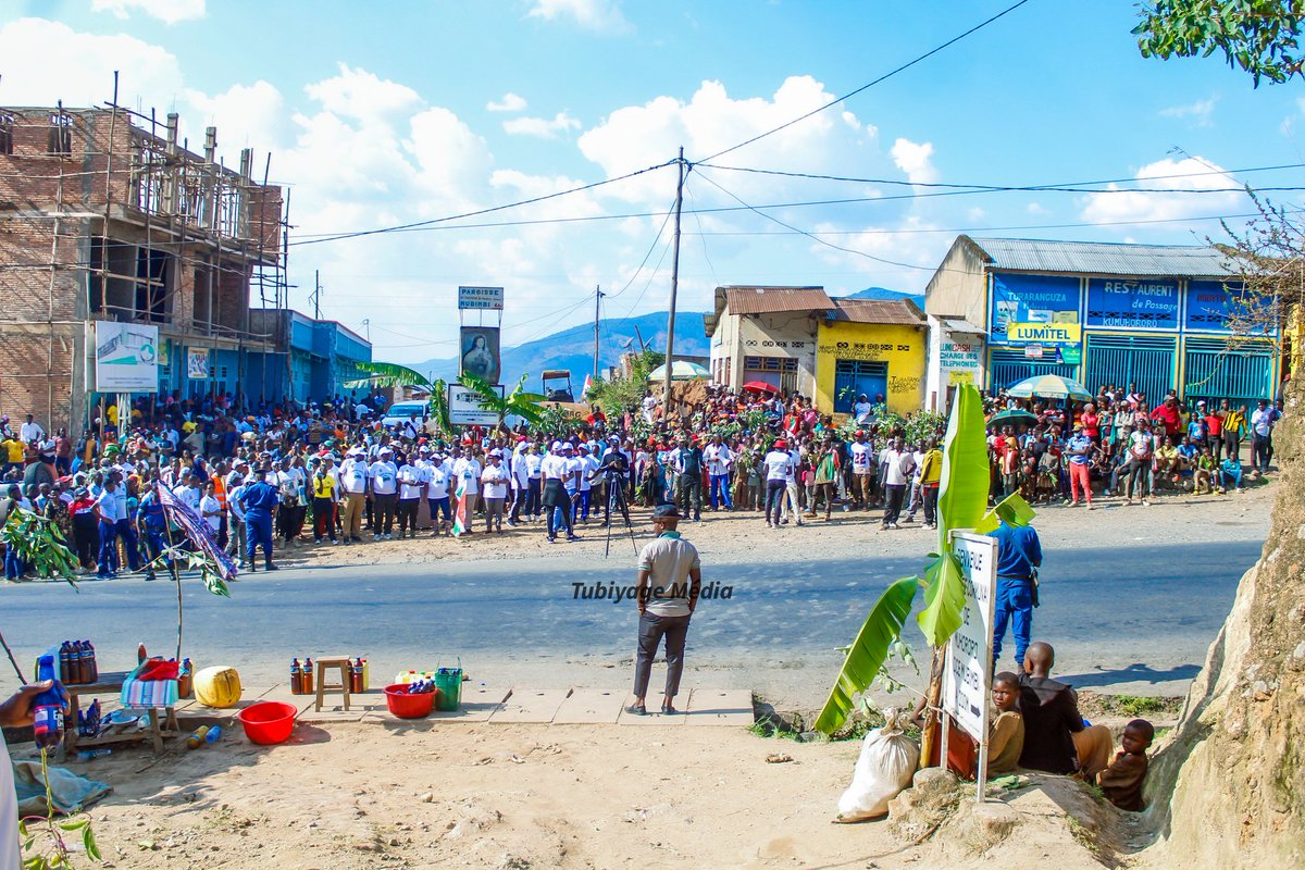 iwacuIsare's tweet photo. #Burundi Intara ya @Bujaprov2025 yakira urumuri muri @CommuneIsare , rwakiriwe mu #Kinama rureruwe n' @intwararumuri kuwa 11/10/2025.
#flambeauDeLaPaix2025
@MininterInfosBi 
@NtareHouse https://t.co/PKpA9Pk6aU
