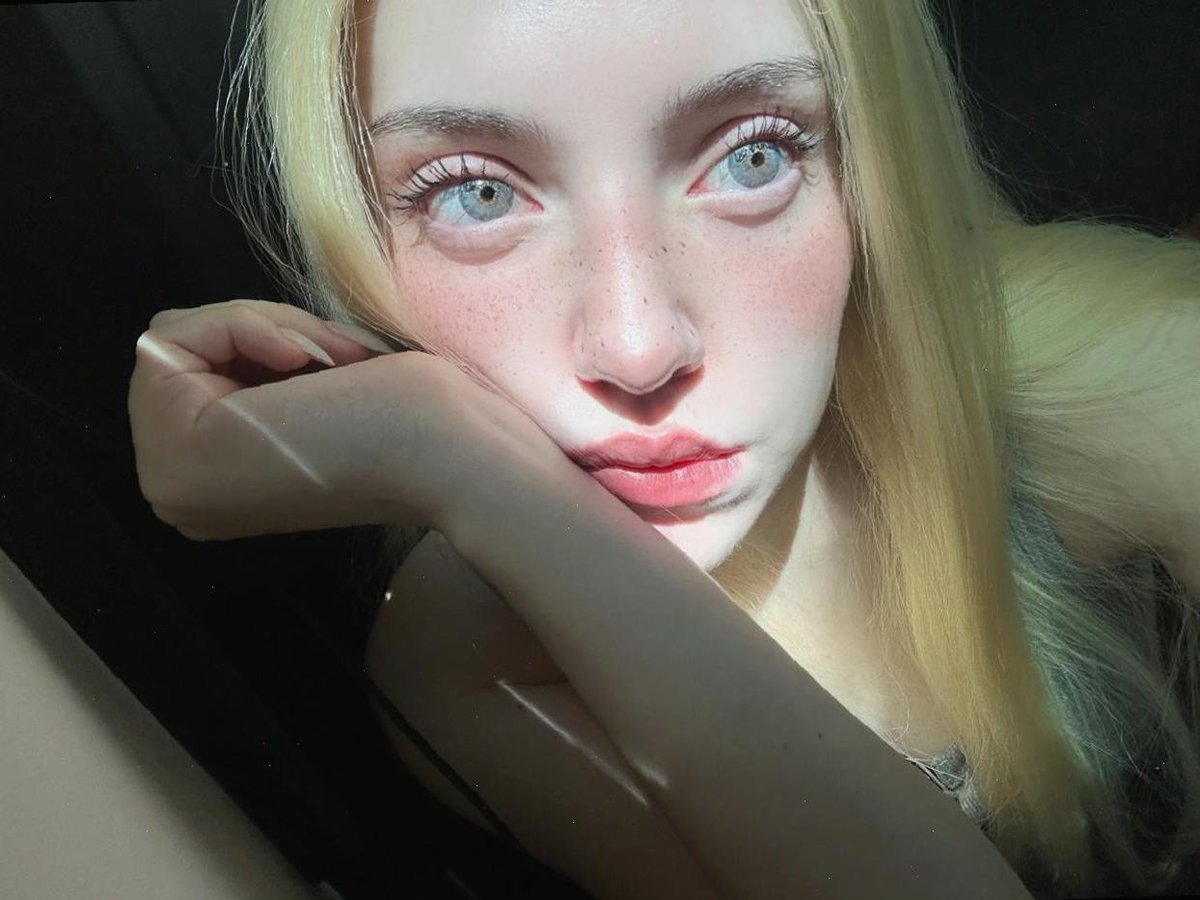 SpzToco's tweet image. thinking about cutting my hair and then crying about attachment to my split ends