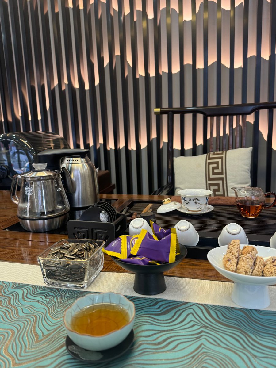 Rayvcallace's tweet image. 午後の一杯の茶は、時のもっとも優しいひと休み。
ときには、幸せとはこんなにもシンプルなもの——
よいお茶を淹れ、心を静め、ゆっくりとした午後を過ごすこと。