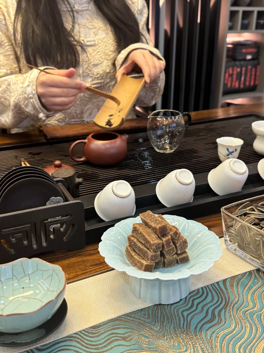 Rayvcallace's tweet image. 午後の一杯の茶は、時のもっとも優しいひと休み。
ときには、幸せとはこんなにもシンプルなもの——
よいお茶を淹れ、心を静め、ゆっくりとした午後を過ごすこと。