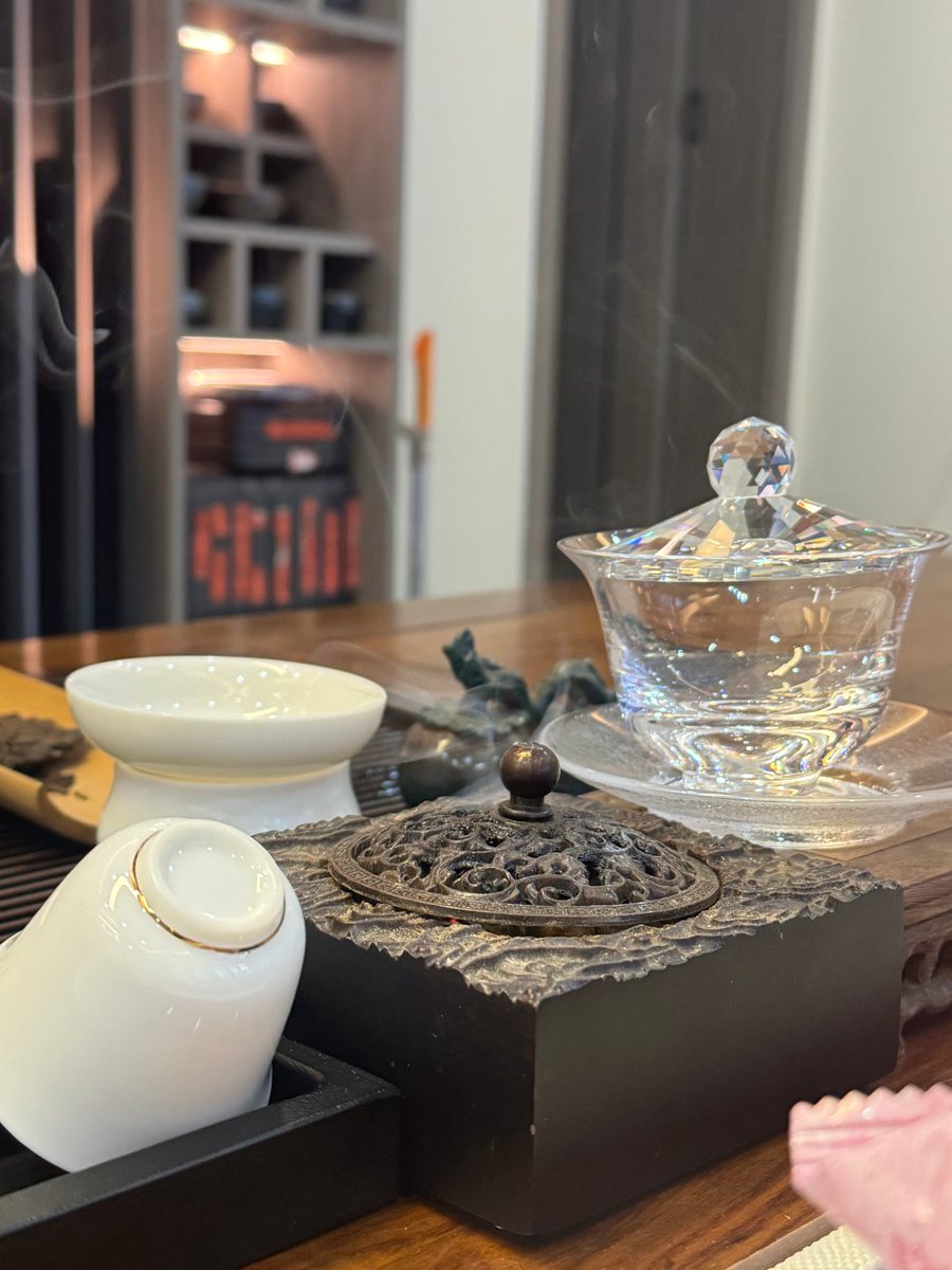 Rayvcallace's tweet image. 午後の一杯の茶は、時のもっとも優しいひと休み。
ときには、幸せとはこんなにもシンプルなもの——
よいお茶を淹れ、心を静め、ゆっくりとした午後を過ごすこと。