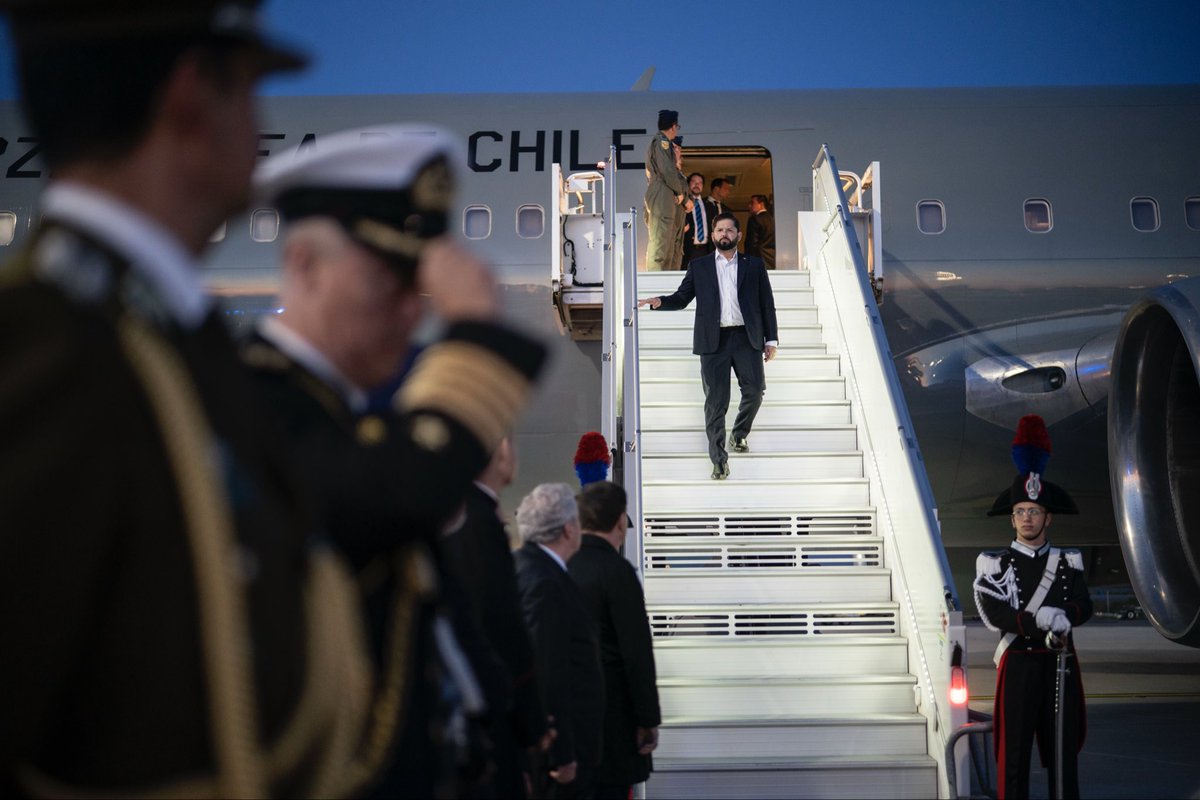 GabrielBoric's tweet image. Llegamos a Italia para iniciar nuestra visita oficial al Vaticano, donde me reuniré junto a la delegación chilena con el Papa León XIV. Nuestro objetivo es fortalecer los vínculos diplomáticos y la cooperación con el Vaticano en materias de paz, democracia, justicia social y…