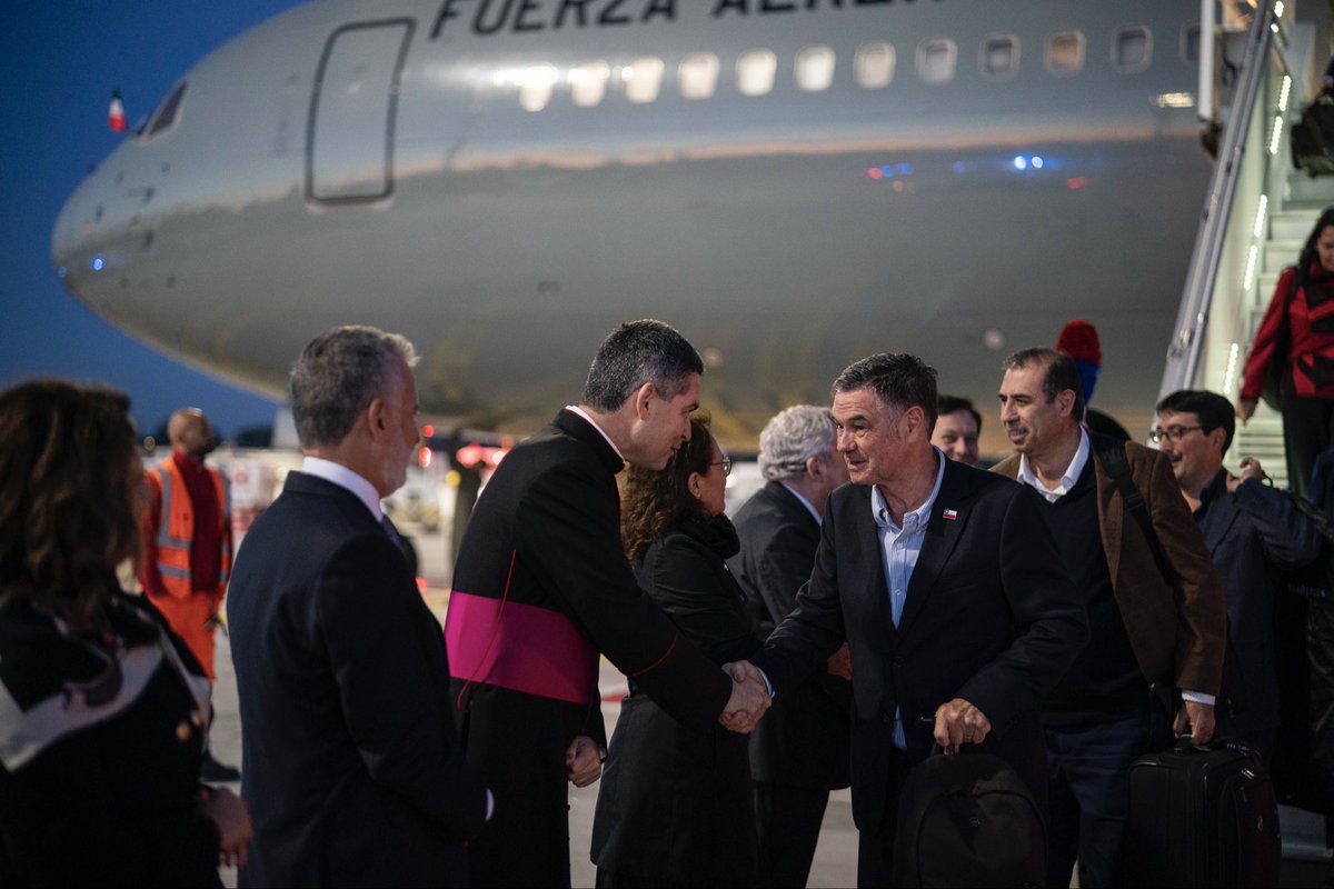GabrielBoric's tweet image. Llegamos a Italia para iniciar nuestra visita oficial al Vaticano, donde me reuniré junto a la delegación chilena con el Papa León XIV. Nuestro objetivo es fortalecer los vínculos diplomáticos y la cooperación con el Vaticano en materias de paz, democracia, justicia social y…