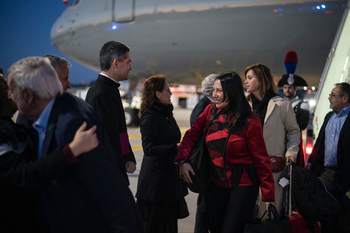 GabrielBoric's tweet image. Llegamos a Italia para iniciar nuestra visita oficial al Vaticano, donde me reuniré junto a la delegación chilena con el Papa León XIV. Nuestro objetivo es fortalecer los vínculos diplomáticos y la cooperación con el Vaticano en materias de paz, democracia, justicia social y…