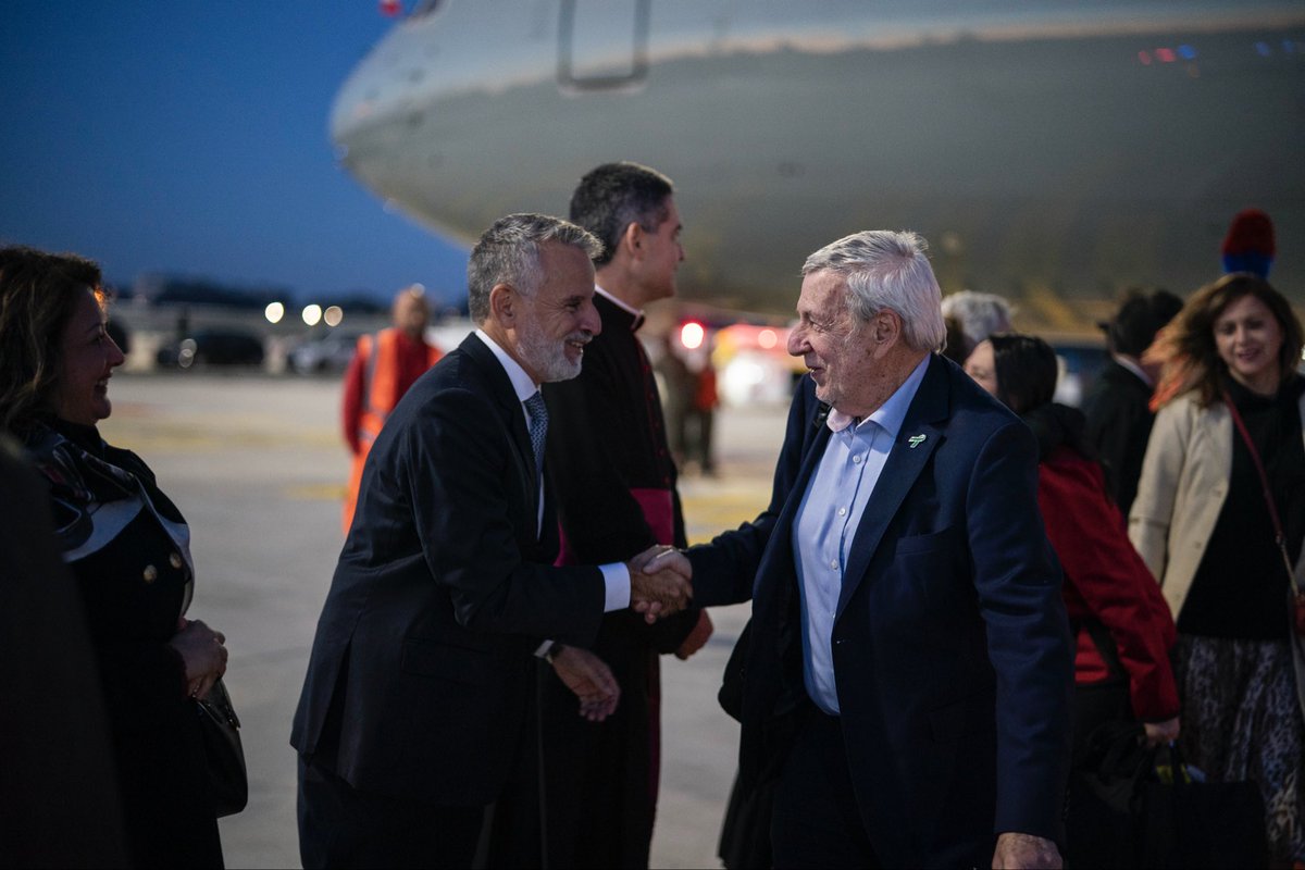 GabrielBoric's tweet image. Llegamos a Italia para iniciar nuestra visita oficial al Vaticano, donde me reuniré junto a la delegación chilena con el Papa León XIV. Nuestro objetivo es fortalecer los vínculos diplomáticos y la cooperación con el Vaticano en materias de paz, democracia, justicia social y…