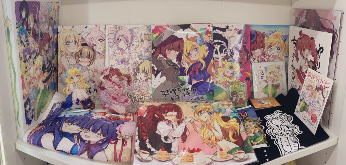 🎉ユキヲ先生お誕生日おめでとうございますですの〜‼️🎉

ノーマッドラボに🐍特設⭐︎ユキヲ先生グッズ祭壇🐍作っちゃいました❣️

今日も元気に営業中なので🈺ぜひ邪教徒さんも見にきてくださいね&gt;&lt;✨

#邪神ちゃんドロップキック
#ユキヲ生誕祭2025
#ノーマッドラボ