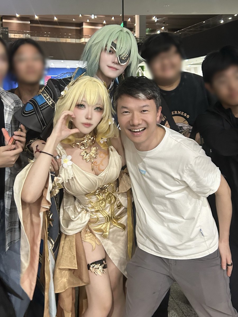 길가는 슈퍼스타 류웨이님 붙잡고 哥哥我爱你 했더니 멈춰서 사진 찍어주심