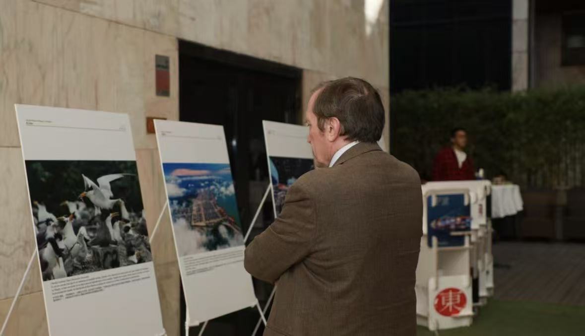 What kind of exhibition could draw praise and visits from Spanish luminaries across all fields?<a href="/ChinaEmbEsp/">Embajada de China en España</a>  
On September 26, the Ningbo in Photographs exhibition kicked off in Madrid. On the exhibition, Ningbo, boasting a history spanning over 8000 years, took center on the