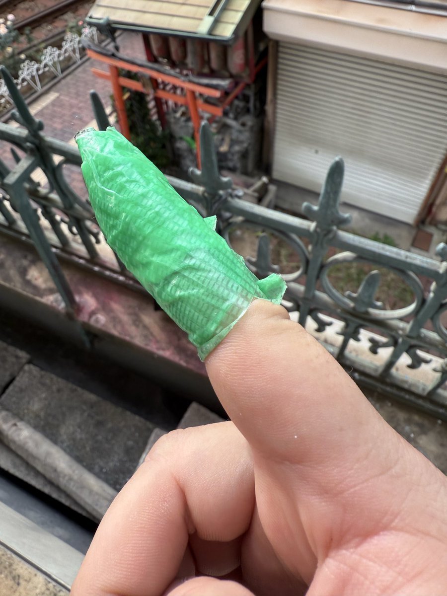 ミニ四駆で指切って血が出たけど、絆創膏なくてコレ。キムワイプと養生テープ。
#ミニ四駆
#GEEKS