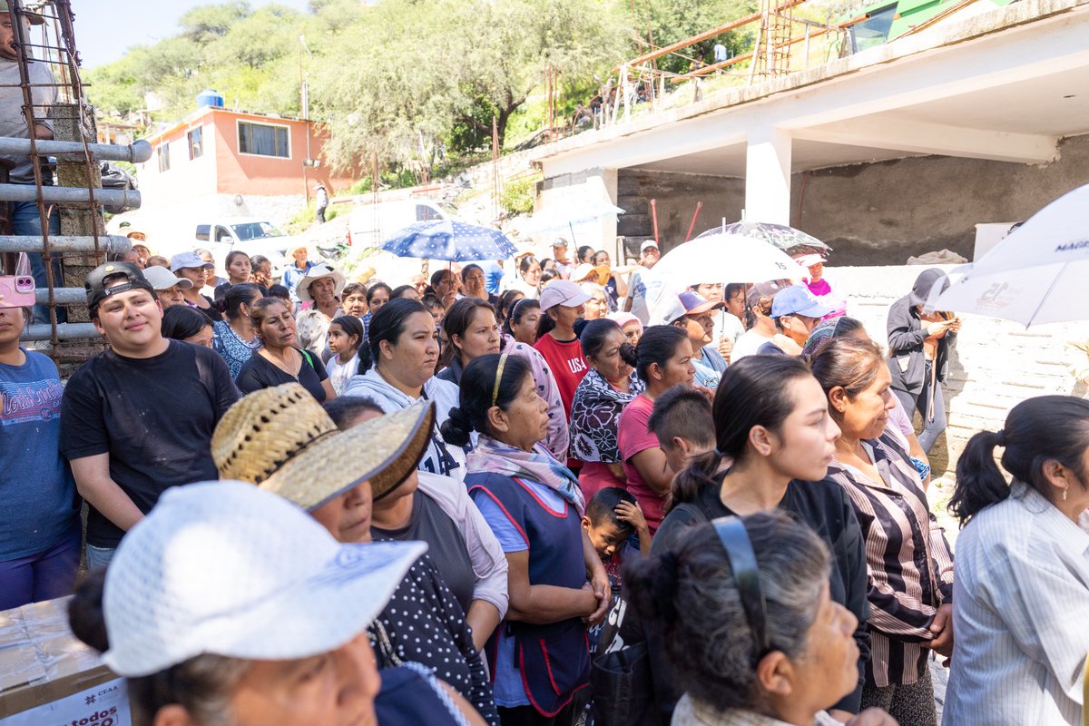 juliomenchaca_'s tweet image. En la comunidad de Cerritos Tlacotepec en Metztitlán, personal de la @CEAA_HGO ingresó en lancha para llevar víveres a las familias afectadas por las lluvias.
Además, se abastecerá de una planta purificadora para brindar acceso a agua potable en la zona.
#PrimeroElPueblo