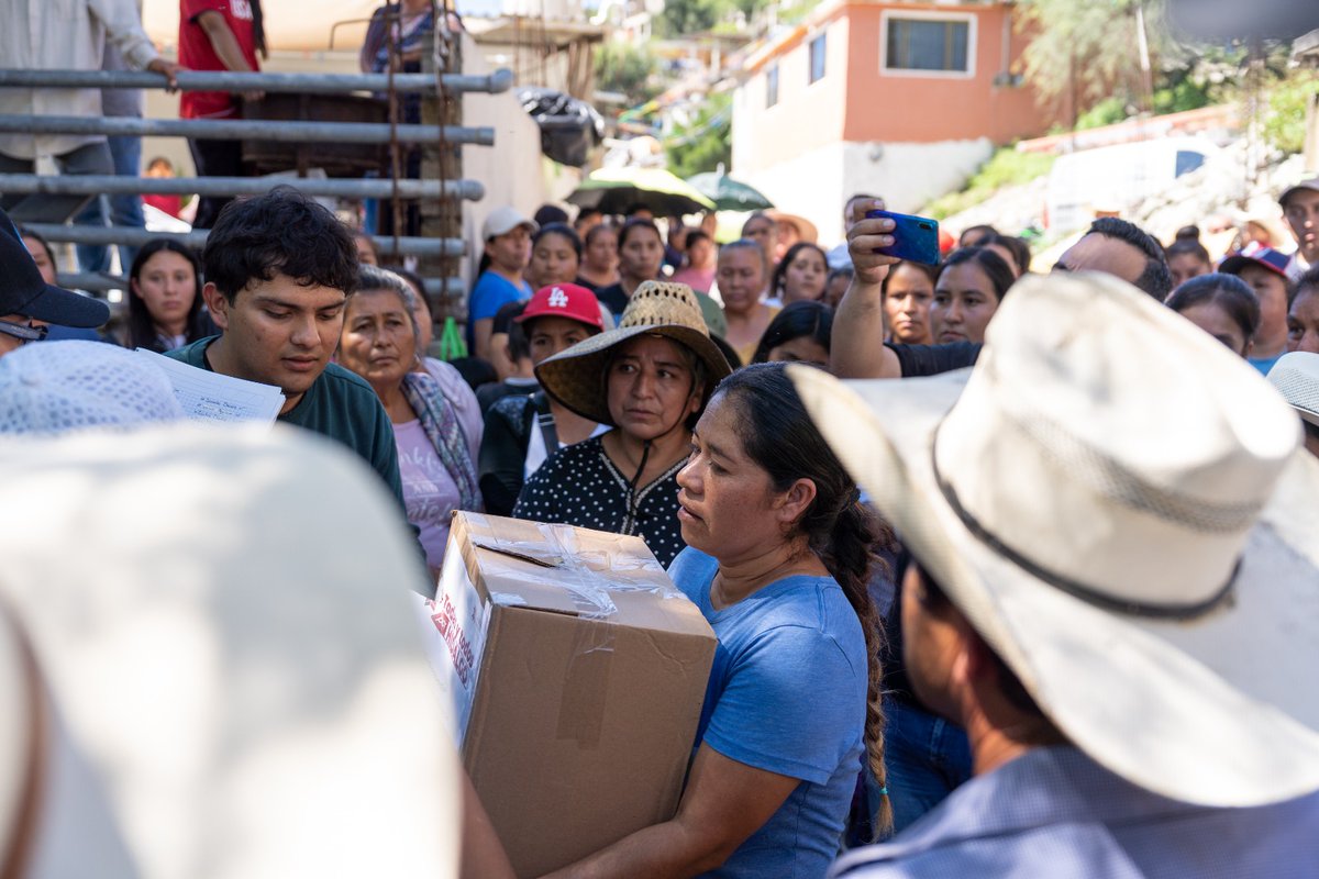 juliomenchaca_'s tweet image. En la comunidad de Cerritos Tlacotepec en Metztitlán, personal de la @CEAA_HGO ingresó en lancha para llevar víveres a las familias afectadas por las lluvias.
Además, se abastecerá de una planta purificadora para brindar acceso a agua potable en la zona.
#PrimeroElPueblo
