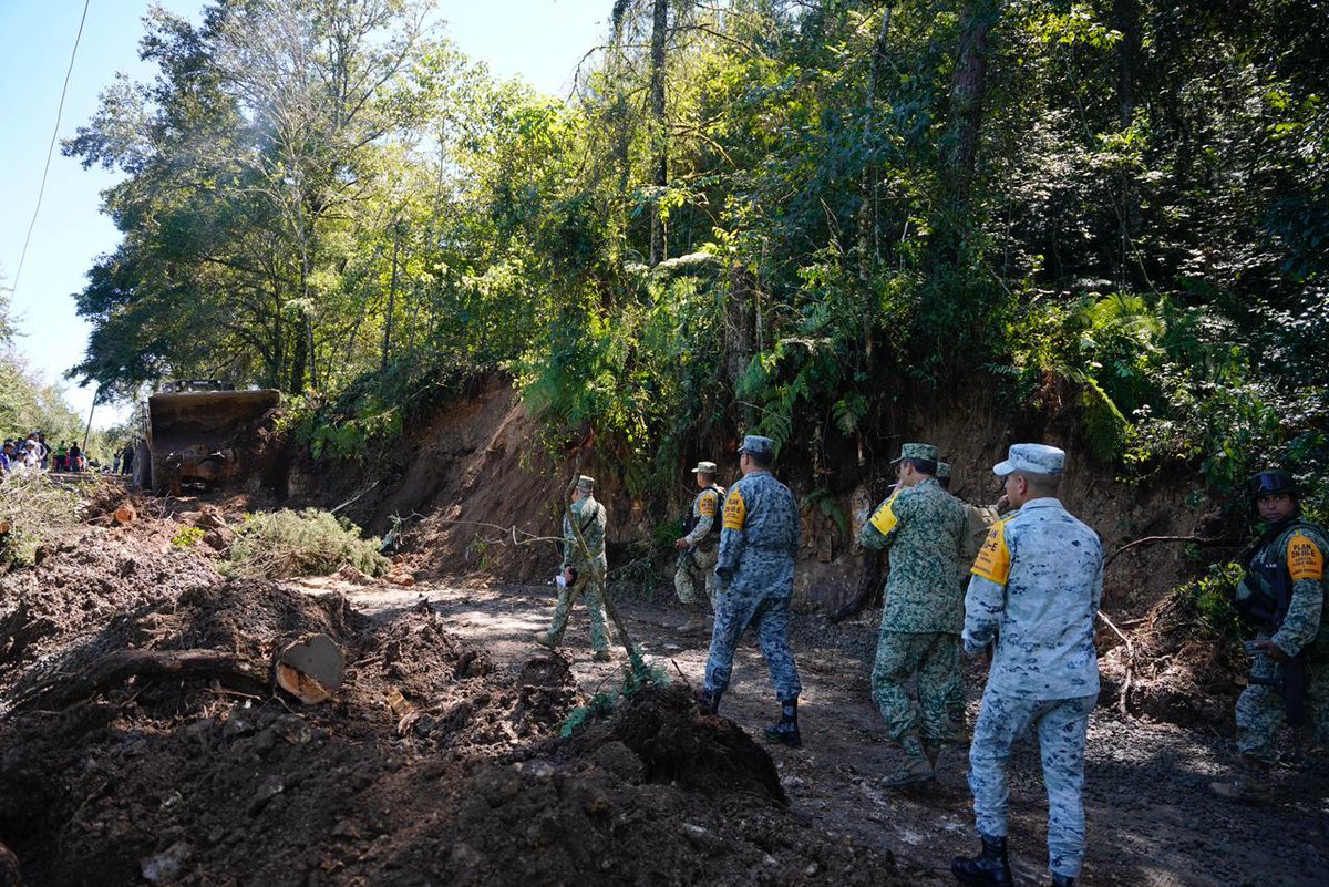 juliomenchaca_'s tweet image. Trabajando junto al #Ejército, la #FuerzaAérea y la #GuardiaNacional, se mantiene activo el Plan DN-III-E para brindar atención inmediata a las personas afectadas.
#PrimeroElPueblo