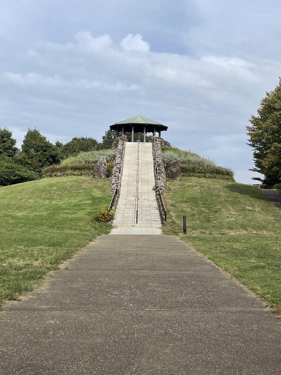 今日は隣の区の四季の森公園で練習会…と言うかみんなで走って来ました。
外周2.4キロを何周か…の筈が道を間違えたり急に坂ダッシュムーブで盛り上がったりして終了。ふー。
でも、坂道と階段は結構走れた！😜

激しいアップダウンでお尻も腿もパンパン。まあ良い練習になりました。