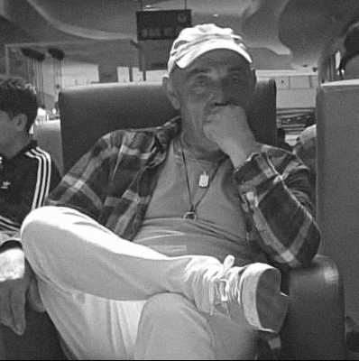 Empecé  un día de Mayo en 2.010 con ningún seguidor y ganas de liarla parda.😂 
Con 5 cuentas suspendidas por aquí sigo.
563 millones de usuarios, 238 de ellos activos a diario y os fijáis en mi.🙈
SOIS LO MEJOR,GRACIAS DE CORAZÓN POR ESTAR AHÍ. 💘
#FelizDiaOsQuiero 😘😘🫶🫶💕💕