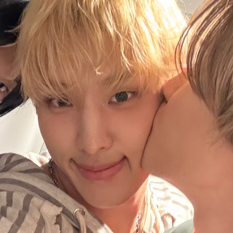 fivekyo's tweet photo. 이사진이진짜귀여운것은
저것도볼살이라고눌리는게너무귀여운것임,
먼지아능사람 https://t.co/uCOk0nBS1r