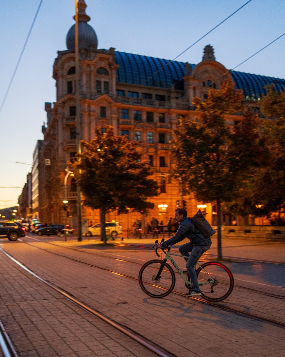 Mondays and first pedals have something in common... they both look harder than they are. 🚲
The moment you begin, everything starts to flow.

And especially in autumn, when the air is calm and colors warm, every start feels a little softer once you’re moving. 🍁

Sometimes, the