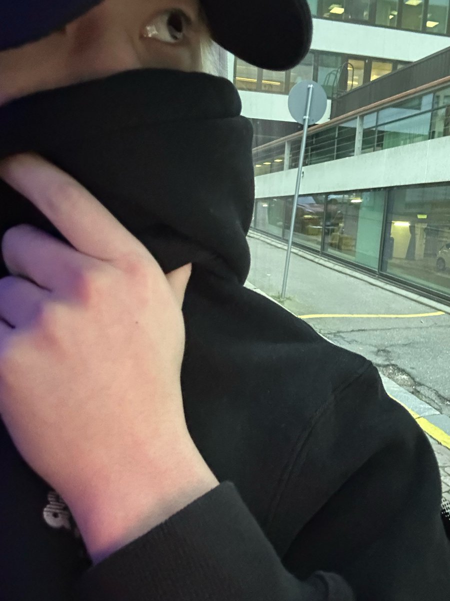 먐미 이(가) 먼 산 보기 스킬을 사용했습니다.