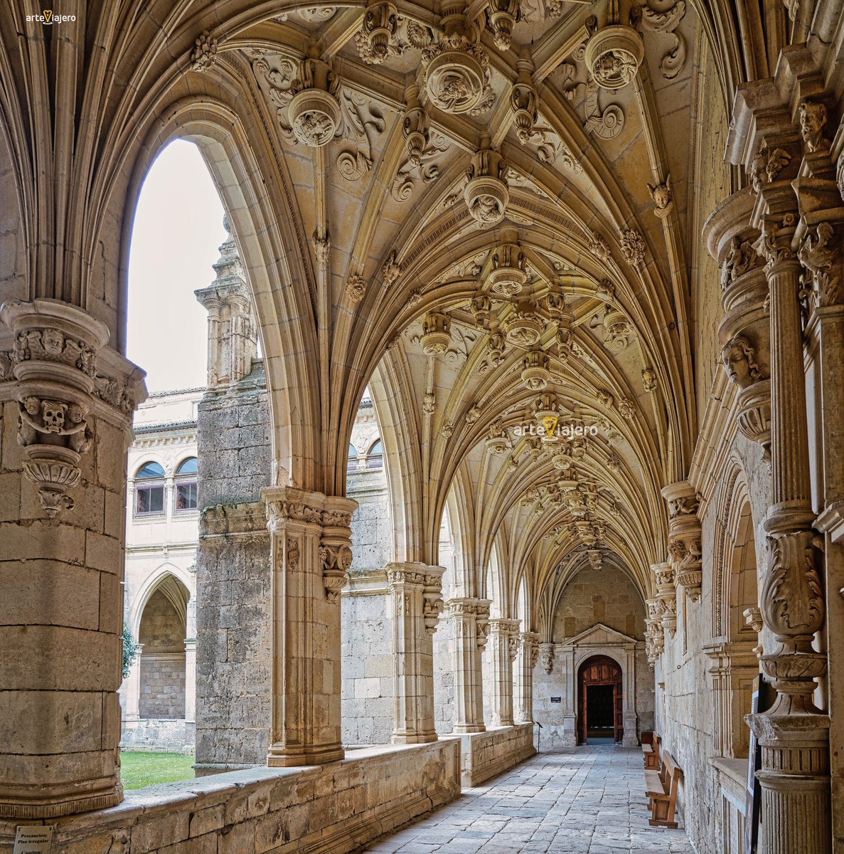 Claustro del Monasterio de San Zoilo (Carrión de los Condes, Palencia), una auténtica genialidad del estilo plateresco
#BuenosDias #FelizLunes