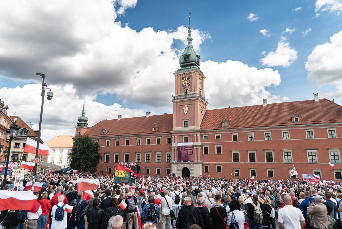🇵🇱 har lagt fram förslag om att skärpa reglerna för utlänningar som vill ansöka om 🇵🇱 medborgarskap.
Minimikravet på bosättningsperiod förlängs från 3 till 8 år. Sökande får genomgå ett test för att bevisa att de är integrerade samt underteckna en lojalitetsförklaring.