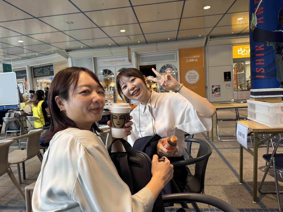 kansaishogi's tweet image. 昨日はオアシス21にて杉本門下イベントでした✨️
お越し頂いた皆様ありがとうございました🙂‍↕️
師匠は別の仕事でいませんでしたが、師匠からスタバをご馳走になりました☕️
姉弟子のポストにあったスタバの写真ですが…サイズ感に気づきましたでしょうか？😇
サイズは姉弟子チョイスです。笑
(中澤)
