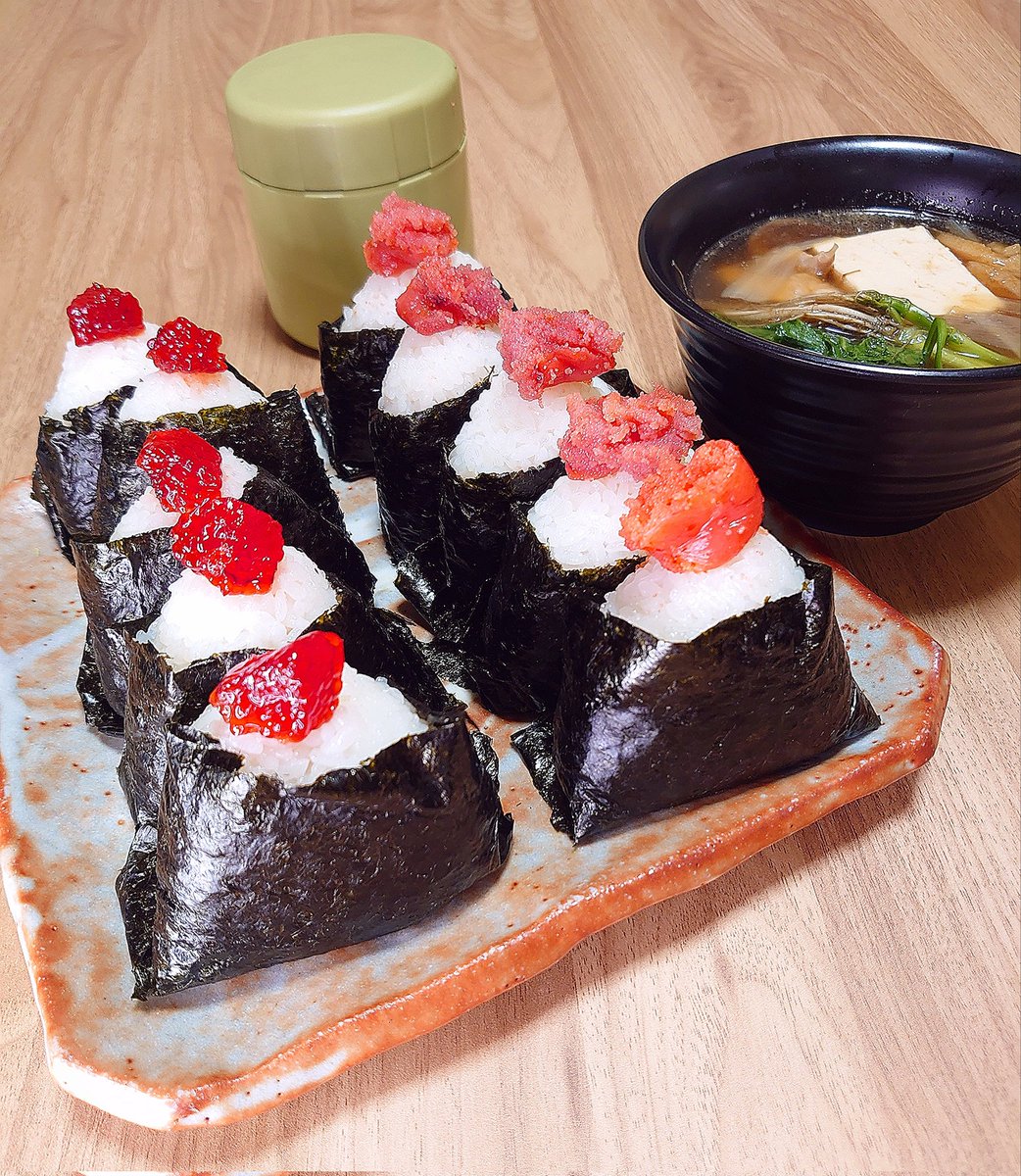 朝作った魚卵祭りおにぎり10個 #OnigiriAction
（味どうらくの里で簡単仙台せり汁付き）
#お弁当記録

that's雑ですがAction参加します🤗