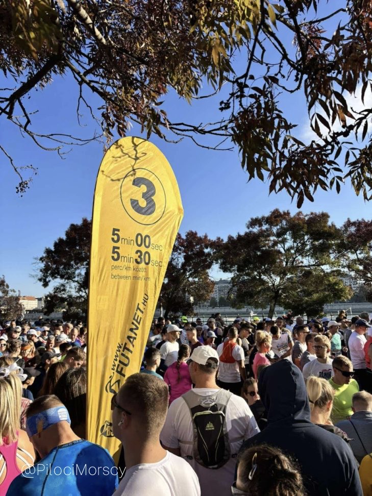 Pilot na urlopie nie odpoczywa… tylko biega! 🏃‍♂️⚓️ 42,195 km wzdłuż rzeki Dunaj w ramach 40. edycji SPAR Budapest Marathon 🇭🇺 Gratulujemy <a href="/PSwiaderski/">Paweł Świąderski</a> 👏🏅 #pilotnaurlopie #zżyciapilota