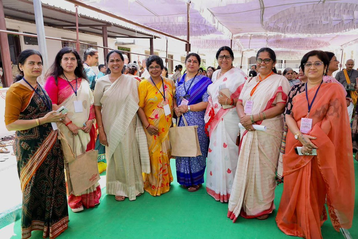 BJPMM4Karnatak's tweet image. ದಿನಾಂಕ : 12-Oct, 13-Oct

ರಾಷ್ಟ್ರೀಯ ಸ್ವಯಂಸೇವಕ ಸಂಘದ ಸರಸಂಘಚಾಲಕರಾದ ಪೂಜನೀಯ ಡಾ. ಮೋಹನ್ ಭಾಗವತ್ #mohanbhagwatji #MohanBhagwat  ಅವರ ಉಪಸ್ಥಿತಿಯಲ್ಲಿ ನಡೆದ ರಾಷ್ಟ್ರ ಸೇವಿಕಾ ಸಮಿತಿಯ ಅಖಿಲ ಭಾರತೀಯ ಬೈಠಕ್‌ ಇಂದು ಚೆನ್ನೇನಹಳ್ಳಿಯಲ್ಲಿ ನಡೆಯಿತು.

#RSS100Years